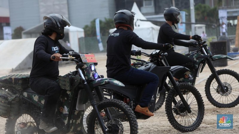 Pengemudi melakukan demo produk moyot listrik militer bernama Electric Tactical (E-Tactical) Motor Bike dalam acara pameran pertahanan internasional Indo Defence 2022 Expo & Forum di JIEXpo Kemayoran, Jakarta, Kamis (3/11/2022). (CNBC Indonesia/Andrean Kristianto)