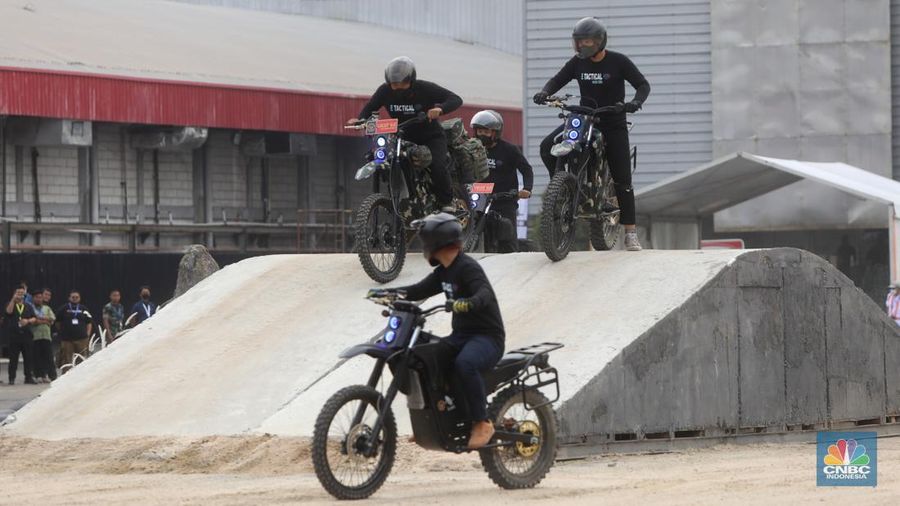 Pengemudi melakukan demo produk moyot listrik militer bernama Electric Tactical (E-Tactical) Motor Bike dalam acara pameran pertahanan internasional Indo Defence 2022 Expo & Forum di JIEXpo Kemayoran, Jakarta, Kamis (3/11/2022). (CNBC Indonesia/Andrean Kristianto)