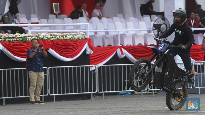 Pengemudi melakukan demo produk moyot listrik militer bernama Electric Tactical (E-Tactical) Motor Bike dalam acara pameran pertahanan internasional Indo Defence 2022 Expo & Forum di JIEXpo Kemayoran, Jakarta, Kamis (3/11/2022). (CNBC Indonesia/Andrean Kristianto)
