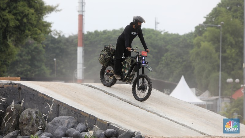Pengemudi melakukan demo produk moyot listrik militer bernama Electric Tactical (E-Tactical) Motor Bike dalam acara pameran pertahanan internasional Indo Defence 2022 Expo & Forum di JIEXpo Kemayoran, Jakarta, Kamis (3/11/2022). (CNBC Indonesia/Andrean Kristianto)