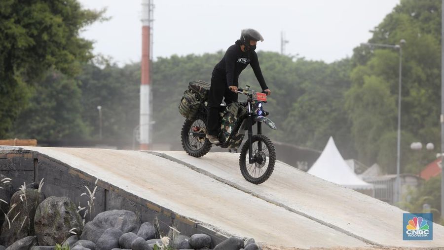 Pengemudi melakukan demo produk moyot listrik militer bernama Electric Tactical (E-Tactical) Motor Bike dalam acara pameran pertahanan internasional Indo Defence 2022 Expo & Forum di JIEXpo Kemayoran, Jakarta, Kamis (3/11/2022). (CNBC Indonesia/Andrean Kristianto)
