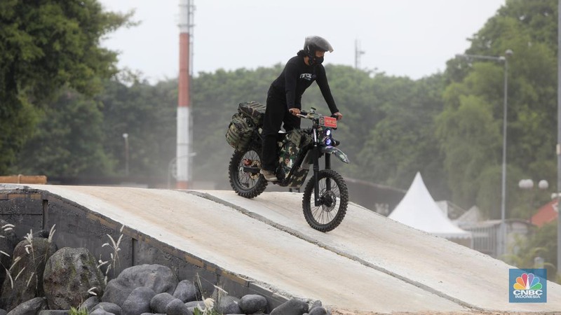 Pengemudi melakukan demo produk moyot listrik militer bernama Electric Tactical (E-Tactical) Motor Bike dalam acara pameran pertahanan internasional Indo Defence 2022 Expo & Forum di JIEXpo Kemayoran, Jakarta, Kamis (3/11/2022). (CNBC Indonesia/Andrean Kristianto)