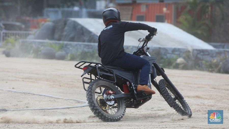 Pengemudi melakukan demo produk moyot listrik militer bernama Electric Tactical (E-Tactical) Motor Bike dalam acara pameran pertahanan internasional Indo Defence 2022 Expo & Forum di JIEXpo Kemayoran, Jakarta, Kamis (3/11/2022). (CNBC Indonesia/Andrean Kristianto)