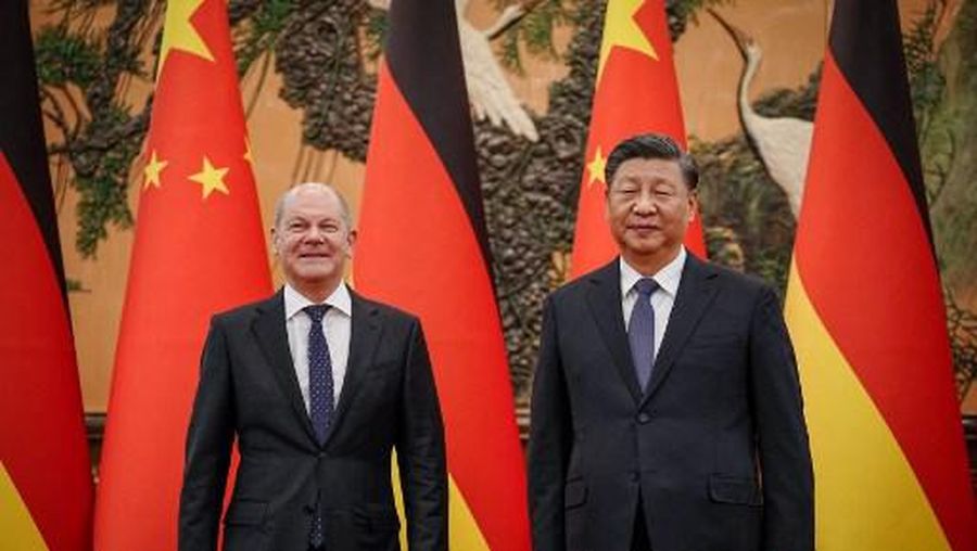 Chinese President Xi Jinping (R) welcomes German Chancelor Olaf Scholz at the Grand Hall in Beijing on November 4, 2022. (Photo by Kay Nietfeld / POOL / AFP)