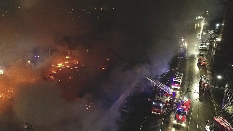 Kebakaran hebat menghanguskan sebuah restoran dan bar yang bertempat di sebuah gudang di kota Kostroma, Rusia. (Russian Emergency Ministry Press Service via AP)
