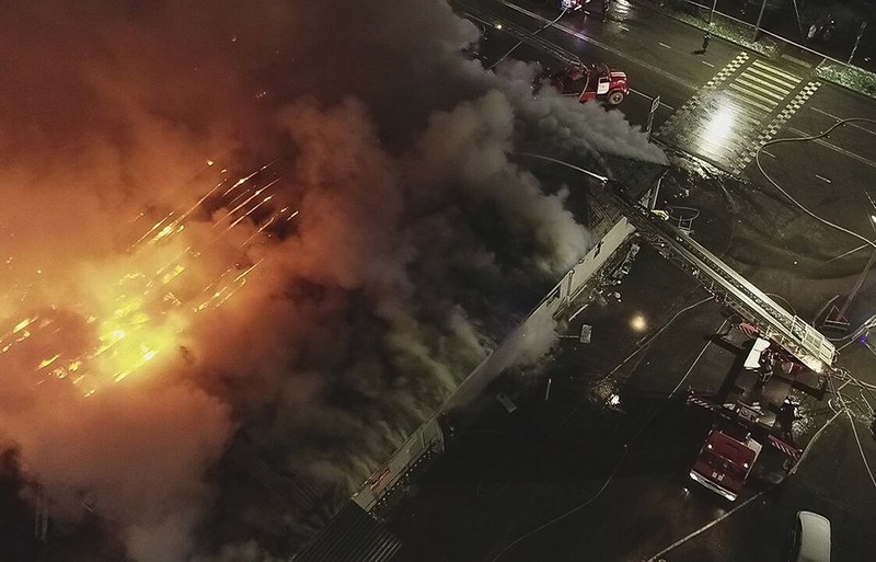 Kebakaran hebat menghanguskan sebuah restoran dan bar yang bertempat di sebuah gudang di kota Kostroma, Rusia. (Russian Emergency Ministry Press Service via AP)