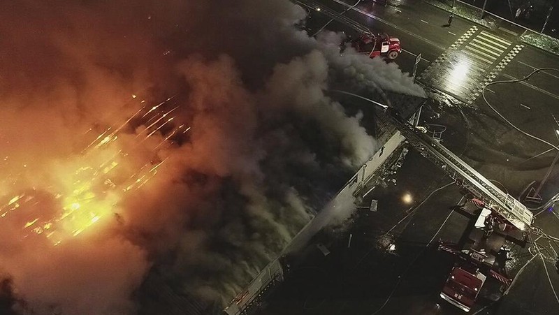 Kebakaran hebat menghanguskan sebuah restoran dan bar yang bertempat di sebuah gudang di kota Kostroma, Rusia. (Russian Emergency Ministry Press Service via AP)