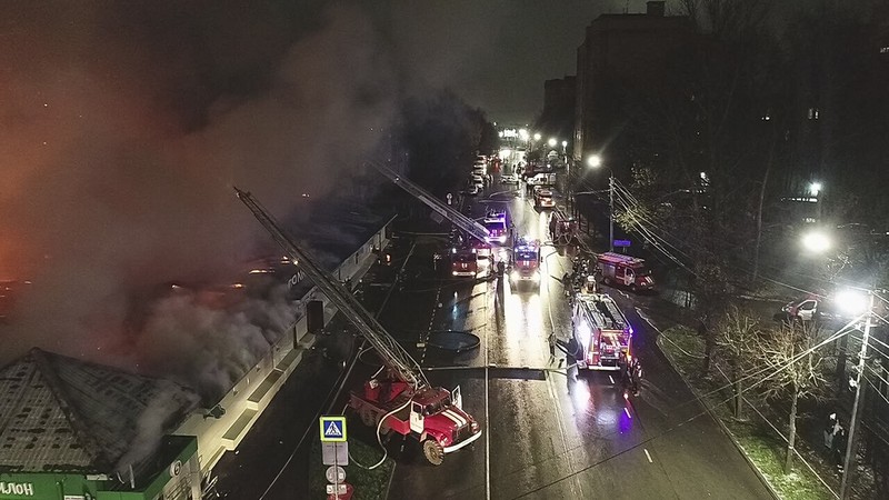 Kebakaran hebat menghanguskan sebuah restoran dan bar yang bertempat di sebuah gudang di kota Kostroma, Rusia. (Russian Emergency Ministry Press Service via AP)