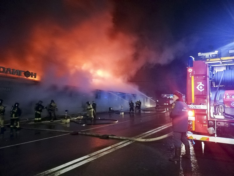 Kebakaran hebat menghanguskan sebuah restoran dan bar yang bertempat di sebuah gudang di kota Kostroma, Rusia. (Russian Emergency Ministry Press Service via AP)