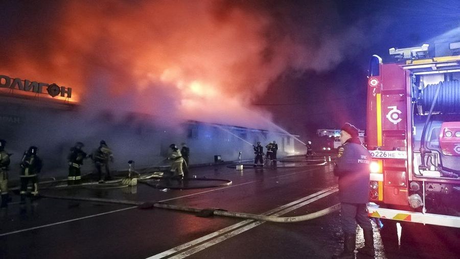 Kebakaran hebat menghanguskan sebuah restoran dan bar yang bertempat di sebuah gudang di kota Kostroma, Rusia. (Russian Emergency Ministry Press Service via AP)