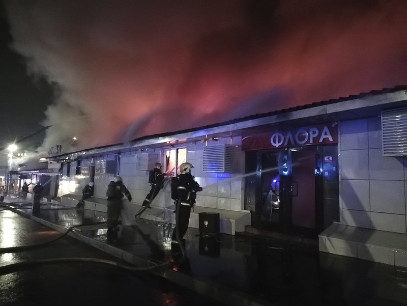 Kebakaran hebat menghanguskan sebuah restoran dan bar yang bertempat di sebuah gudang di kota Kostroma, Rusia. (Russian Emergency Ministry Press Service via AP)