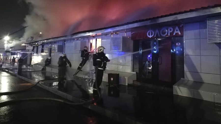 Kebakaran hebat menghanguskan sebuah restoran dan bar yang bertempat di sebuah gudang di kota Kostroma, Rusia. (Russian Emergency Ministry Press Service via AP)