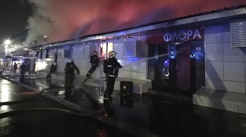 Kebakaran hebat menghanguskan sebuah restoran dan bar yang bertempat di sebuah gudang di kota Kostroma, Rusia. (Russian Emergency Ministry Press Service via AP)