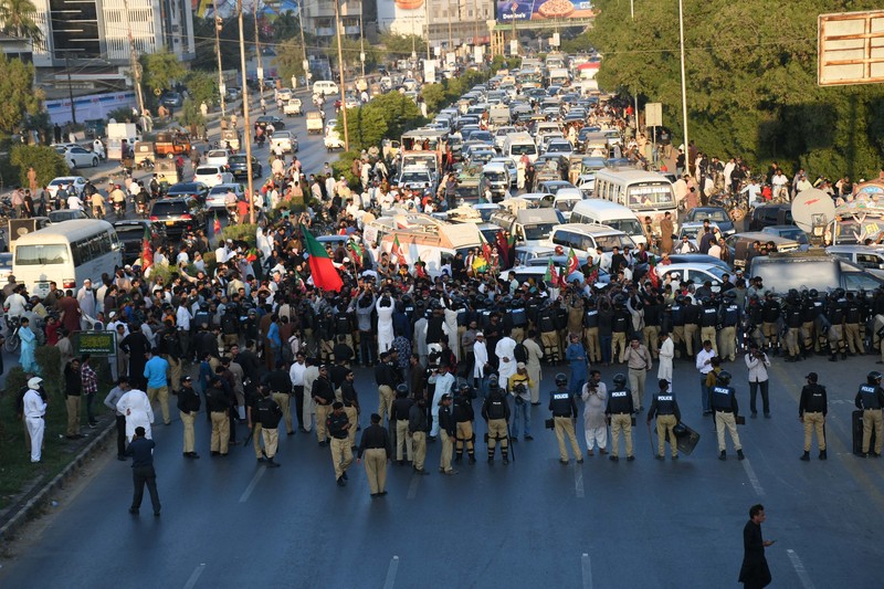 Seorang petugas polisi menembakkan gas air mata untuk membubarkan orang-orang selama protes mengutuk insiden penembakan pada long march yang diadakan oleh mantan Perdana Menteri Pakistan Imran Khan di Wazirabad, di Rawalpindi, Pakistan 4 November 2022. (REUTERS/STRINGER) Seorang petugas polisi menembakkan gas air mata untuk membubarkan orang-orang selama protes mengutuk insiden penembakan pada long march yang diadakan oleh mantan Perdana Menteri Pakistan Imran Khan di Wazirabad, di Rawalpindi, Pakistan 4 November 2022. (REUTERS/STRINGER)