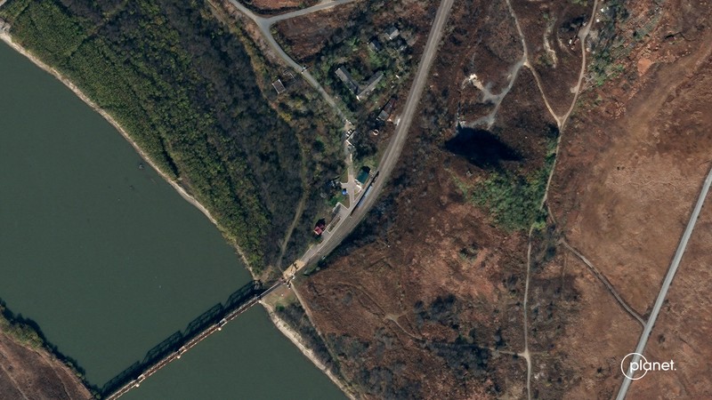 Citra satelit Jembatan Persahabatan Tumangang di Korea Utara-Rusia Citra satelit menunjukkan Jembatan Persahabatan Tumangang di Korea Utara-Rusia, Jumat (4/11/2022). Jembatan ini merupakan satu-satunya penghubung darat antarnegara yaitu Korea Utara dengan Rusia. (Planet Labs PBC/Handout via REUTERS)