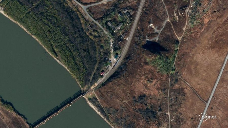 Citra satelit menunjukkan Jembatan Persahabatan Tumangang di Korea Utara-Rusia, Jumat (4/11/2022). Jembatan ini merupakan satu-satunya penghubung darat antarnegara yaitu Korea Utara dengan Rusia. (Planet Labs PBC/Handout via REUTERS)