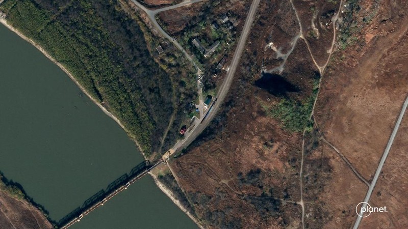 Citra satelit menunjukkan Jembatan Persahabatan Tumangang di Korea Utara-Rusia, Jumat (4/11/2022). Jembatan ini merupakan satu-satunya penghubung darat antarnegara yaitu Korea Utara dengan Rusia. (Planet Labs PBC/Handout via REUTERS)
