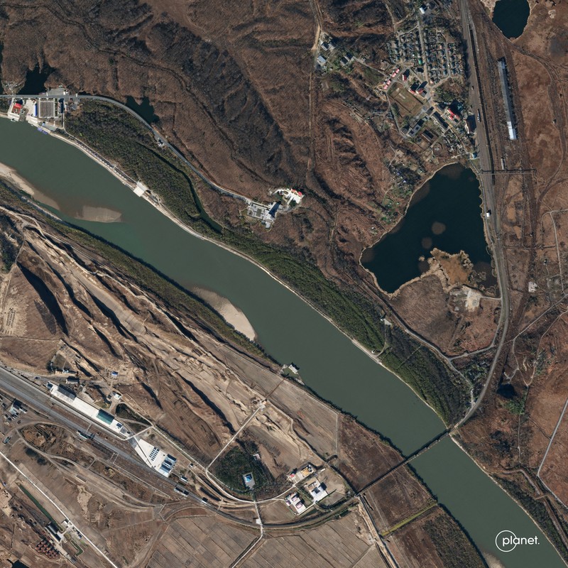 Citra satelit Jembatan Persahabatan Tumangang di Korea Utara-Rusia Citra satelit menunjukkan Jembatan Persahabatan Tumangang di Korea Utara-Rusia, Jumat (4/11/2022). Jembatan ini merupakan satu-satunya penghubung darat antarnegara yaitu Korea Utara dengan Rusia. (Planet Labs PBC/Handout via REUTERS)