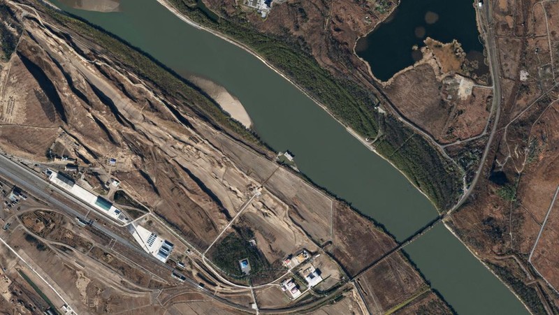 Citra satelit menunjukkan Jembatan Persahabatan Tumangang di Korea Utara-Rusia, Jumat (4/11/2022). Jembatan ini merupakan satu-satunya penghubung darat antarnegara yaitu Korea Utara dengan Rusia. (Planet Labs PBC/Handout via REUTERS)