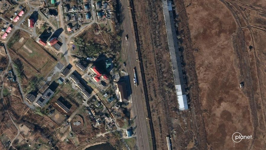 Citra satelit menunjukkan Jembatan Persahabatan Tumangang di Korea Utara-Rusia, Jumat (4/11/2022). Jembatan ini merupakan satu-satunya penghubung darat antarnegara yaitu Korea Utara dengan Rusia. (Planet Labs PBC/Handout via REUTERS)