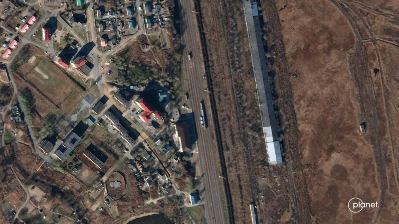 Citra satelit menunjukkan Jembatan Persahabatan Tumangang di Korea Utara-Rusia, Jumat (4/11/2022). Jembatan ini merupakan satu-satunya penghubung darat antarnegara yaitu Korea Utara dengan Rusia. (Planet Labs PBC/Handout via REUTERS)