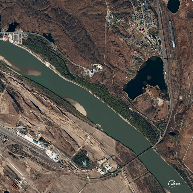 Citra satelit Jembatan Persahabatan Tumangang di Korea Utara-Rusia Citra satelit menunjukkan Jembatan Persahabatan Tumangang di Korea Utara-Rusia, Jumat (4/11/2022). Jembatan ini merupakan satu-satunya penghubung darat antarnegara yaitu Korea Utara dengan Rusia. (Planet Labs PBC/Handout via REUTERS)