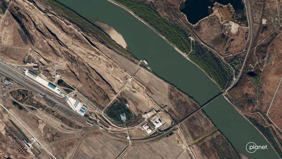 Citra satelit menunjukkan Jembatan Persahabatan Tumangang di Korea Utara-Rusia, Jumat (4/11/2022). Jembatan ini merupakan satu-satunya penghubung darat antarnegara yaitu Korea Utara dengan Rusia. (Planet Labs PBC/Handout via REUTERS)