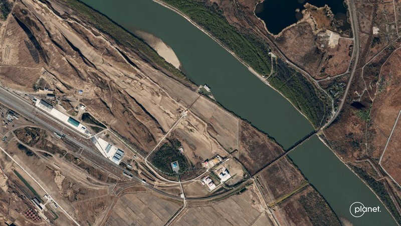 Citra satelit menunjukkan Jembatan Persahabatan Tumangang di Korea Utara-Rusia, Jumat (4/11/2022). Jembatan ini merupakan satu-satunya penghubung darat antarnegara yaitu Korea Utara dengan Rusia. (Planet Labs PBC/Handout via REUTERS)