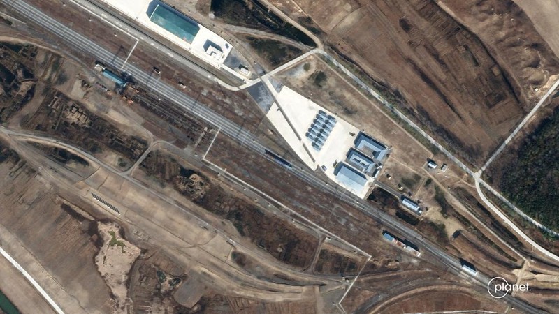 Citra satelit menunjukkan Jembatan Persahabatan Tumangang di Korea Utara-Rusia, Jumat (4/11/2022). Jembatan ini merupakan satu-satunya penghubung darat antarnegara yaitu Korea Utara dengan Rusia. (Planet Labs PBC/Handout via REUTERS)