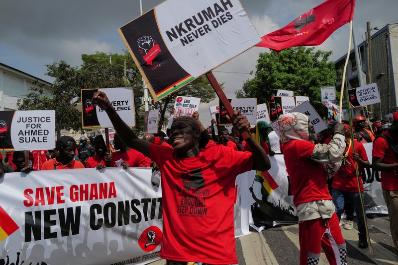 Para pengunjuk rasa meneriakkan tuntutan selama demonstrasi tentang depresiasi mata uang Cedi akibat krisis ekonomi dan menyerukan Presiden Ghana Nana Akufo-Addo dan wakilnya Mahamudu Bawumia untuk mengundurkan diri selama aksi demo di Accra, Ghana, Sabtu (5/11/2022). Krisis ekonomi yang menghantam negara ini membuat harga bahan bakar dan makanan melonjak hingga ke rekor tertinggi. (Photo by NIPAH DENNIS/AFP via Getty Images)