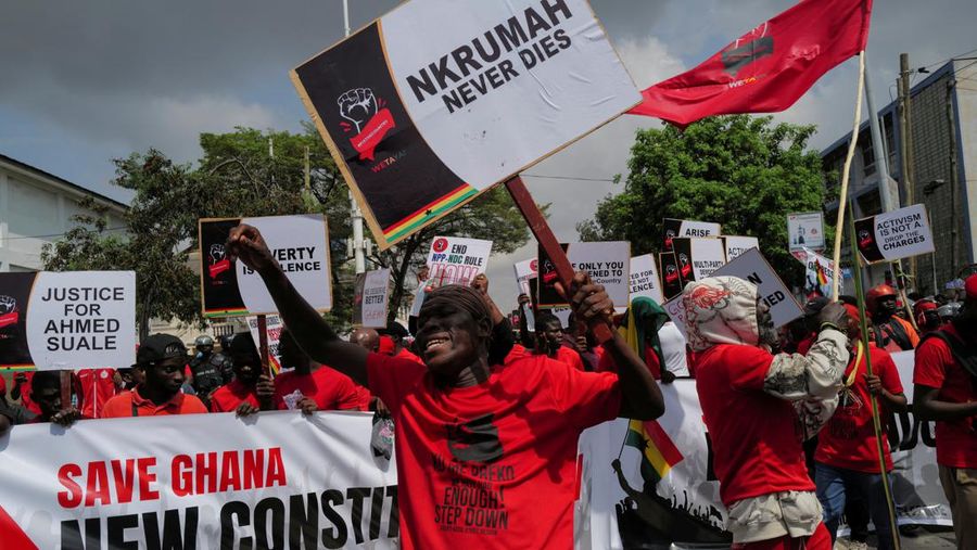 Para pengunjuk rasa meneriakkan tuntutan selama demonstrasi tentang depresiasi mata uang Cedi akibat krisis ekonomi dan menyerukan Presiden Ghana Nana Akufo-Addo dan wakilnya Mahamudu Bawumia untuk mengundurkan diri selama aksi demo di Accra, Ghana, Sabtu (5/11/2022). Krisis ekonomi yang menghantam negara ini membuat harga bahan bakar dan makanan melonjak hingga ke rekor tertinggi. (Photo by NIPAH DENNIS/AFP via Getty Images)
