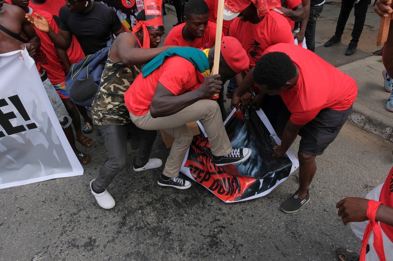 Para pengunjuk rasa meneriakkan tuntutan selama demonstrasi tentang depresiasi mata uang Cedi akibat krisis ekonomi dan menyerukan Presiden Ghana Nana Akufo-Addo dan wakilnya Mahamudu Bawumia untuk mengundurkan diri selama aksi demo di Accra, Ghana, Sabtu (5/11/2022). Krisis ekonomi yang menghantam negara ini membuat harga bahan bakar dan makanan melonjak hingga ke rekor tertinggi. (Photo by NIPAH DENNIS/AFP via Getty Images)