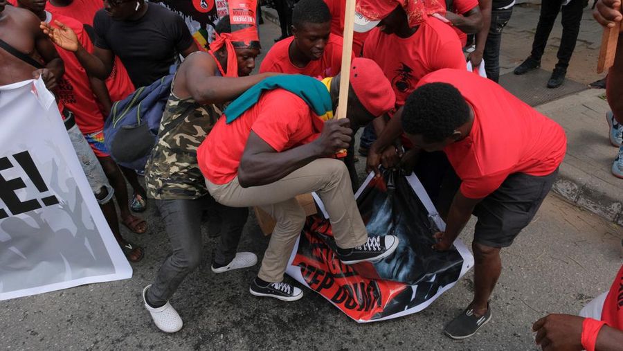 Para pengunjuk rasa meneriakkan tuntutan selama demonstrasi tentang depresiasi mata uang Cedi akibat krisis ekonomi dan menyerukan Presiden Ghana Nana Akufo-Addo dan wakilnya Mahamudu Bawumia untuk mengundurkan diri selama aksi demo di Accra, Ghana, Sabtu (5/11/2022). Krisis ekonomi yang menghantam negara ini membuat harga bahan bakar dan makanan melonjak hingga ke rekor tertinggi. (Photo by NIPAH DENNIS/AFP via Getty Images)