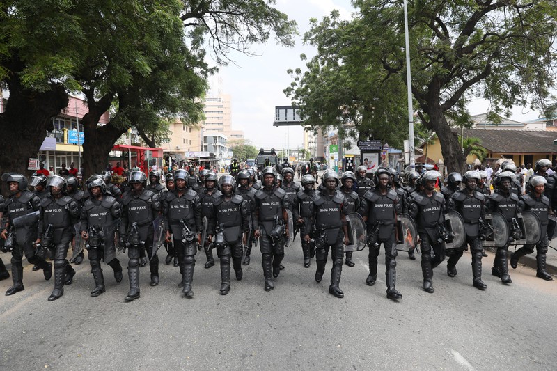 Demo Warga Ghana Akibat Krisis Ekonomi Para pengunjuk rasa meneriakkan tuntutan selama demonstrasi tentang depresiasi mata uang Cedi akibat krisis ekonomi dan menyerukan Presiden Ghana Nana Akufo-Addo dan wakilnya Mahamudu Bawumia untuk mengundurkan diri selama aksi demo di Accra, Ghana, Sabtu (5/11/2022). Krisis ekonomi yang menghantam negara ini membuat harga bahan bakar dan makanan melonjak hingga ke rekor tertinggi. (Photo by NIPAH DENNIS/AFP via Getty Images)
