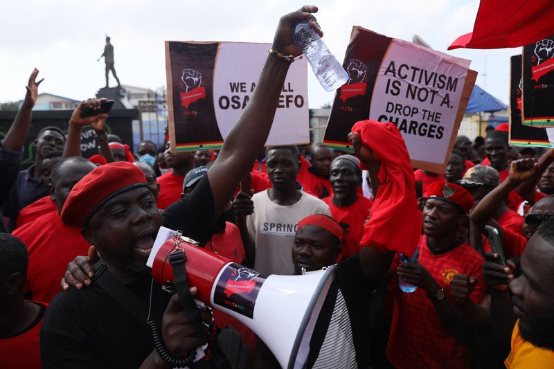 Demo Warga Ghana Akibat Krisis Ekonomi Para pengunjuk rasa meneriakkan tuntutan selama demonstrasi tentang depresiasi mata uang Cedi akibat krisis ekonomi dan menyerukan Presiden Ghana Nana Akufo-Addo dan wakilnya Mahamudu Bawumia untuk mengundurkan diri selama aksi demo di Accra, Ghana, Sabtu (5/11/2022). Krisis ekonomi yang menghantam negara ini membuat harga bahan bakar dan makanan melonjak hingga ke rekor tertinggi. (Photo by NIPAH DENNIS/AFP via Getty Images)
