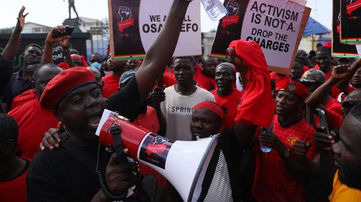 Demo Warga Ghana Akibat Krisis Ekonomi Para pengunjuk rasa meneriakkan tuntutan selama demonstrasi tentang depresiasi mata uang Cedi akibat krisis ekonomi dan menyerukan Presiden Ghana Nana Akufo-Addo dan wakilnya Mahamudu Bawumia untuk mengundurkan diri selama aksi demo di Accra, Ghana, Sabtu (5/11/2022). Krisis ekonomi yang menghantam negara ini membuat harga bahan bakar dan makanan melonjak hingga ke rekor tertinggi. (Photo by NIPAH DENNIS/AFP via Getty Images)