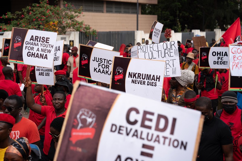 Demo Warga Ghana Akibat Krisis Ekonomi Para pengunjuk rasa meneriakkan tuntutan selama demonstrasi tentang depresiasi mata uang Cedi akibat krisis ekonomi dan menyerukan Presiden Ghana Nana Akufo-Addo dan wakilnya Mahamudu Bawumia untuk mengundurkan diri selama aksi demo di Accra, Ghana, Sabtu (5/11/2022). Krisis ekonomi yang menghantam negara ini membuat harga bahan bakar dan makanan melonjak hingga ke rekor tertinggi. (Photo by NIPAH DENNIS/AFP via Getty Images)