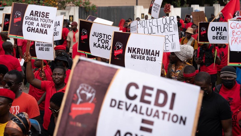 Para pengunjuk rasa meneriakkan tuntutan selama demonstrasi tentang depresiasi mata uang Cedi akibat krisis ekonomi dan menyerukan Presiden Ghana Nana Akufo-Addo dan wakilnya Mahamudu Bawumia untuk mengundurkan diri selama aksi demo di Accra, Ghana, Sabtu (5/11/2022). Krisis ekonomi yang menghantam negara ini membuat harga bahan bakar dan makanan melonjak hingga ke rekor tertinggi. (Photo by NIPAH DENNIS/AFP via Getty Images)