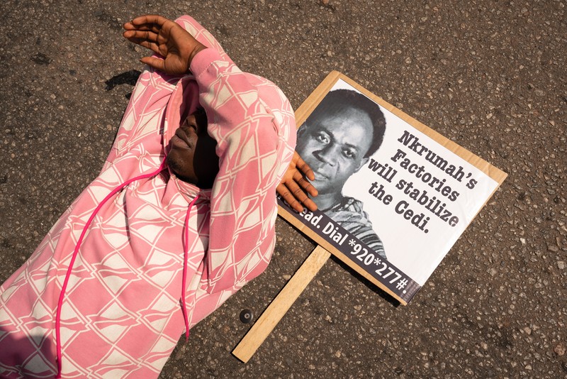 Demo Warga Ghana Akibat Krisis Ekonomi Para pengunjuk rasa meneriakkan tuntutan selama demonstrasi tentang depresiasi mata uang Cedi akibat krisis ekonomi dan menyerukan Presiden Ghana Nana Akufo-Addo dan wakilnya Mahamudu Bawumia untuk mengundurkan diri selama aksi demo di Accra, Ghana, Sabtu (5/11/2022). Krisis ekonomi yang menghantam negara ini membuat harga bahan bakar dan makanan melonjak hingga ke rekor tertinggi. (Photo by NIPAH DENNIS/AFP via Getty Images)