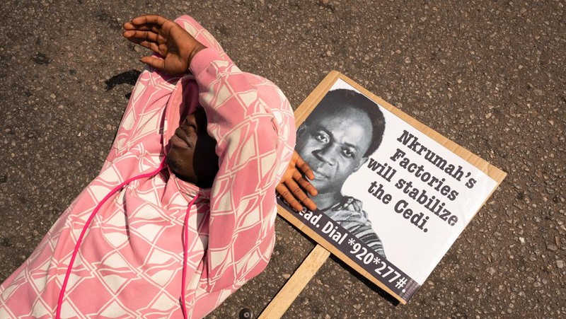 Para pengunjuk rasa meneriakkan tuntutan selama demonstrasi tentang depresiasi mata uang Cedi akibat krisis ekonomi dan menyerukan Presiden Ghana Nana Akufo-Addo dan wakilnya Mahamudu Bawumia untuk mengundurkan diri selama aksi demo di Accra, Ghana, Sabtu (5/11/2022). Krisis ekonomi yang menghantam negara ini membuat harga bahan bakar dan makanan melonjak hingga ke rekor tertinggi. (Photo by NIPAH DENNIS/AFP via Getty Images)