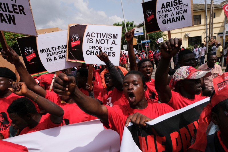 Demo Warga Ghana Akibat Krisis Ekonomi Para pengunjuk rasa meneriakkan tuntutan selama demonstrasi tentang depresiasi mata uang Cedi akibat krisis ekonomi dan menyerukan Presiden Ghana Nana Akufo-Addo dan wakilnya Mahamudu Bawumia untuk mengundurkan diri selama aksi demo di Accra, Ghana, Sabtu (5/11/2022). Krisis ekonomi yang menghantam negara ini membuat harga bahan bakar dan makanan melonjak hingga ke rekor tertinggi. (Photo by NIPAH DENNIS/AFP via Getty Images)