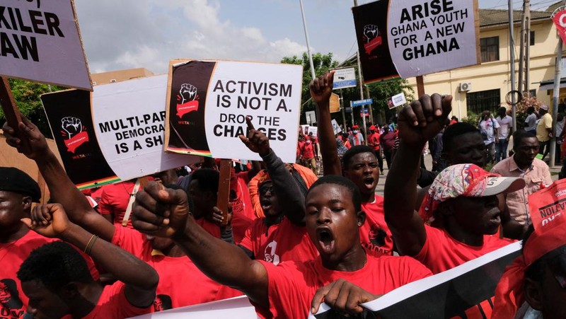 Para pengunjuk rasa meneriakkan tuntutan selama demonstrasi tentang depresiasi mata uang Cedi akibat krisis ekonomi dan menyerukan Presiden Ghana Nana Akufo-Addo dan wakilnya Mahamudu Bawumia untuk mengundurkan diri selama aksi demo di Accra, Ghana, Sabtu (5/11/2022). Krisis ekonomi yang menghantam negara ini membuat harga bahan bakar dan makanan melonjak hingga ke rekor tertinggi. (Photo by NIPAH DENNIS/AFP via Getty Images)