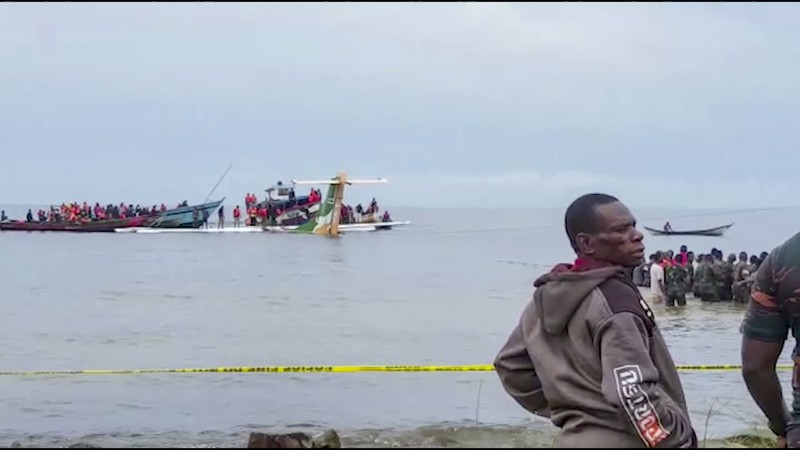 Kecelakaan Pesawat Precision Air di Danau Victoria di Bukoba, Tanzania Tim penyelamat berusaha mengevakuasi korban saat pesawat penumpang Precision Air jatuh di Danau Victoria di Bukoba, Tanzania, Minggu (6/11/2022). Pesawat yang membawa 43 orang itu jatuh sesaat sebelum mendarat di Bukoba akibat cuaca buruk. (REUTERS/Stringer)