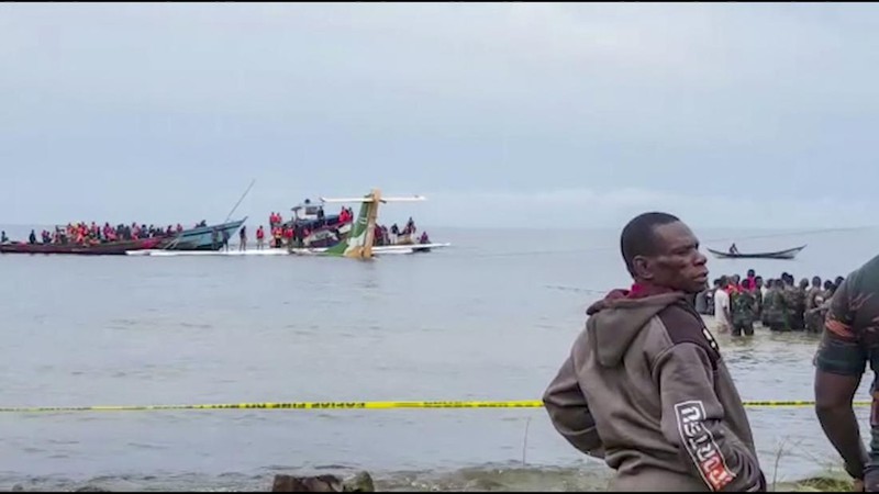 Tim penyelamat berusaha mengevakuasi korban saat pesawat penumpang Precision Air jatuh di Danau Victoria di Bukoba, Tanzania, Minggu (6/11/2022). Pesawat yang membawa 43 orang itu jatuh sesaat sebelum mendarat di Bukoba akibat cuaca buruk. (REUTERS/Stringer)