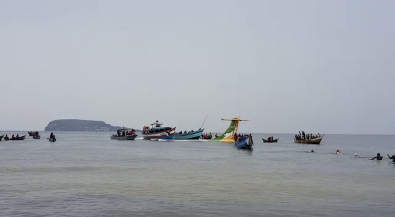 Kecelakaan Pesawat Precision Air di Danau Victoria di Bukoba, Tanzania Tim penyelamat berusaha mengevakuasi korban saat pesawat penumpang Precision Air jatuh di Danau Victoria di Bukoba, Tanzania, Minggu (6/11/2022). Pesawat yang membawa 43 orang itu jatuh sesaat sebelum mendarat di Bukoba akibat cuaca buruk. (REUTERS/Stringer)