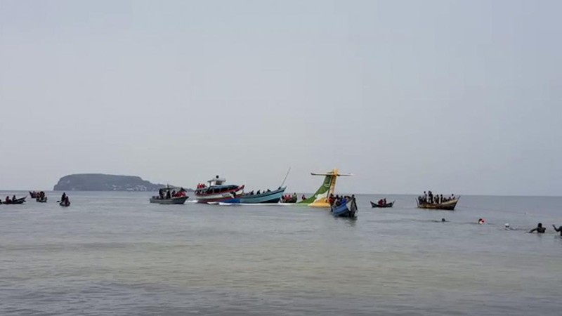 Tim penyelamat berusaha mengevakuasi korban saat pesawat penumpang Precision Air jatuh di Danau Victoria di Bukoba, Tanzania, Minggu (6/11/2022). Pesawat yang membawa 43 orang itu jatuh sesaat sebelum mendarat di Bukoba akibat cuaca buruk. (REUTERS/Stringer)