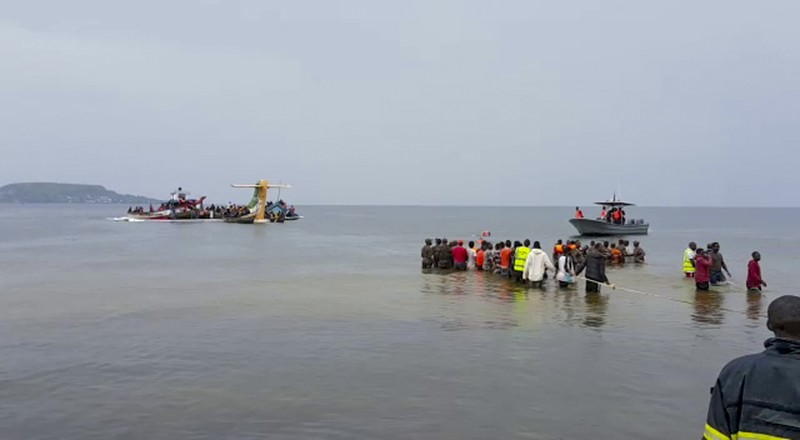 Kecelakaan Pesawat Precision Air di Danau Victoria di Bukoba, Tanzania Tim penyelamat berusaha mengevakuasi korban saat pesawat penumpang Precision Air jatuh di Danau Victoria di Bukoba, Tanzania, Minggu (6/11/2022). Pesawat yang membawa 43 orang itu jatuh sesaat sebelum mendarat di Bukoba akibat cuaca buruk. (REUTERS/Stringer)