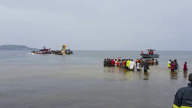 Tim penyelamat berusaha mengevakuasi korban saat pesawat penumpang Precision Air jatuh di Danau Victoria di Bukoba, Tanzania, Minggu (6/11/2022). Pesawat yang membawa 43 orang itu jatuh sesaat sebelum mendarat di Bukoba akibat cuaca buruk. (REUTERS/Stringer)