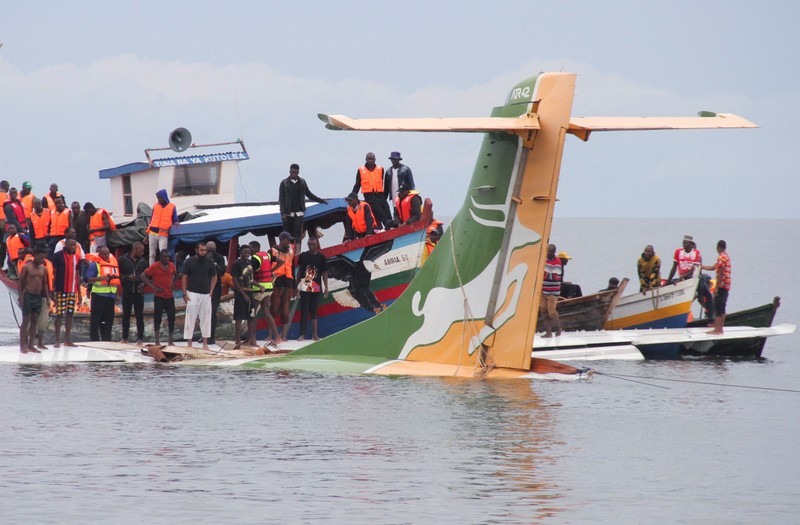 Kecelakaan Pesawat Precision Air di Danau Victoria di Bukoba, Tanzania Tim penyelamat berusaha mengevakuasi korban saat pesawat penumpang Precision Air jatuh di Danau Victoria di Bukoba, Tanzania, Minggu (6/11/2022). Pesawat yang membawa 43 orang itu jatuh sesaat sebelum mendarat di Bukoba akibat cuaca buruk. (REUTERS/Stringer)