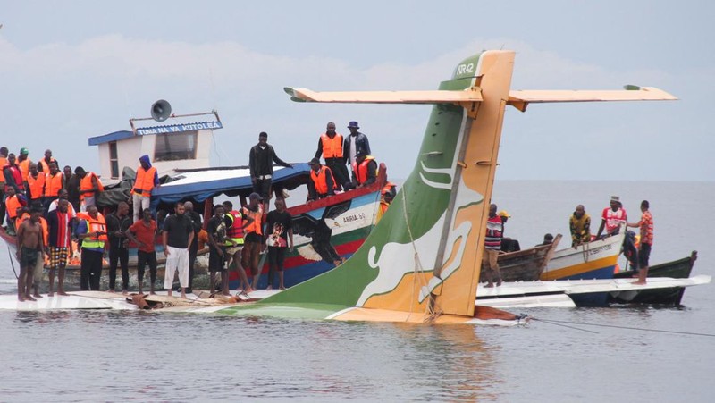 Tim penyelamat berusaha mengevakuasi korban saat pesawat penumpang Precision Air jatuh di Danau Victoria di Bukoba, Tanzania, Minggu (6/11/2022). Pesawat yang membawa 43 orang itu jatuh sesaat sebelum mendarat di Bukoba akibat cuaca buruk. (REUTERS/Stringer)